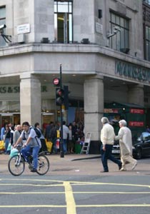 وأشهر شوارع التسوّق العالم!!! LondonEngland.jpg