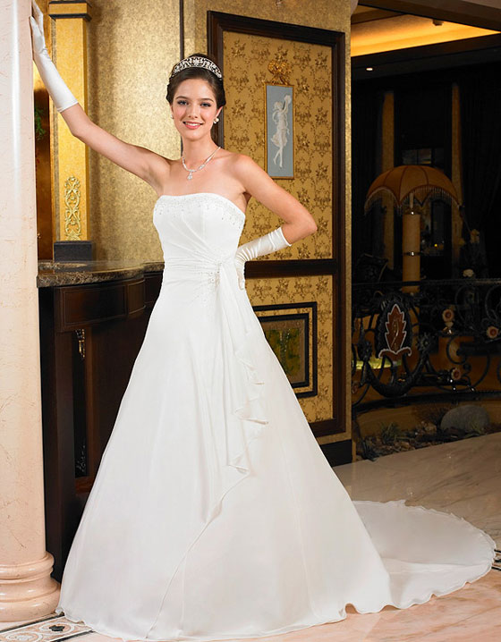 مدل لباس عروس دکلته با تاج