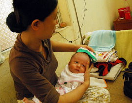 السجن 12 عاماً  لامراة غرست إبرة بطول 10 سم برأس رضيع 