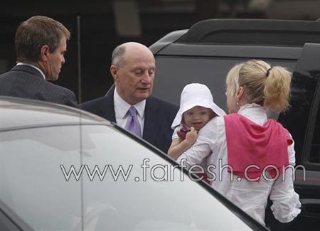 مرشح سابق للرئاسة الامريكية يعترف بأبوته لطفلة غير شرعية مرشح سابق للرئاسة الامريكية يعترف بأبوته لطفلة غير شرعية