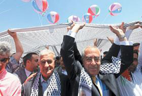 كبر كوفية  أمام ضريح الرئيس الفلسطيني الراحل ياسر عرفات 