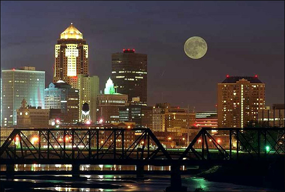 Des Moines skyline night 1