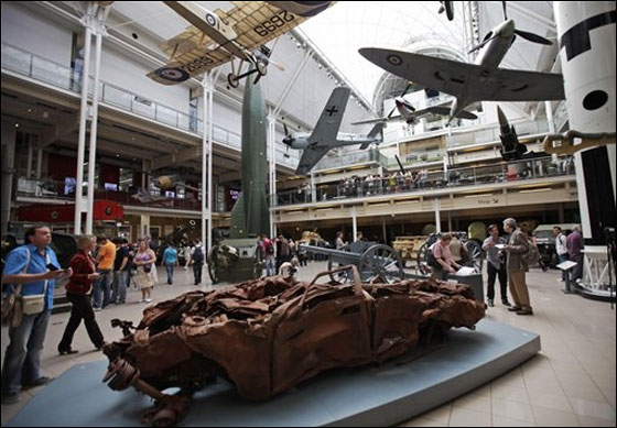 المتحف الحربي البريطاني يعرض حطام سيارة عراقية!!