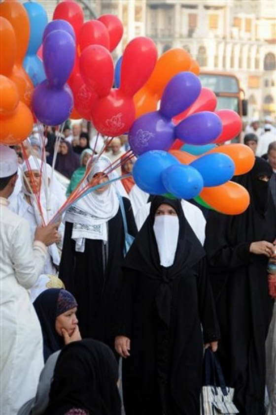 اليكم صور من حول العالم في أول ايام العيد
