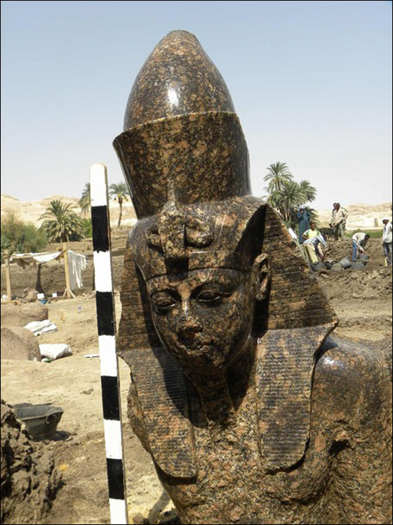 اكتشاف أروع التماثيل الملكية لوالد الملك اخناتون!