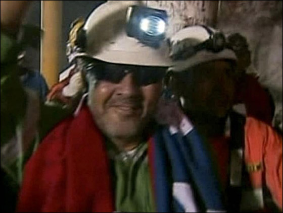 امتنعت عن استقبال زوجها الناجي من المنجم لأنه.. خائن!! 