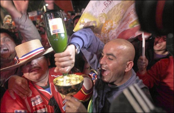 امتنعت عن استقبال زوجها الناجي من المنجم لأنه.. خائن!! 