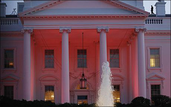 البيت الأبيض يرتدي اللون الزهري للتوعية حول سرطان الثدي!