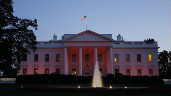 البيت الأبيض يرتدي اللون الزهري للتوعية حول سرطان الثدي!