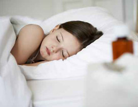 النوم على الجانب الأيسر يحدّ من آلام المعدة!