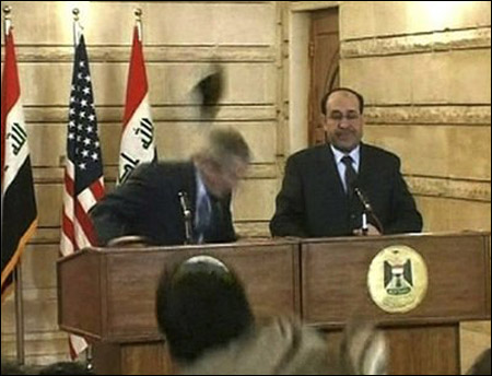 بعد قذف بوش بالحذاء.. اوباما تحت نعال العراقيين! 