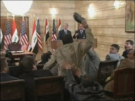 بعد قذف بوش بالحذاء.. اوباما تحت نعال العراقيين! 