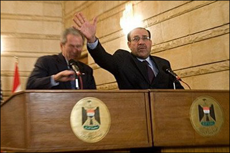 بعد قذف بوش بالحذاء.. اوباما تحت نعال العراقيين! 