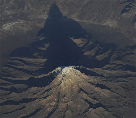 لأول مرة.. سطح الأرض مضاء ليلاً بلون الذهب!
