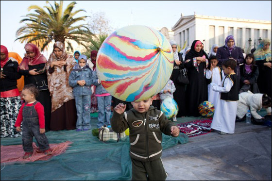 اثينا: رشق مسلمين بالبيض خلال ادائهم صلاة العيد! اثينا: رشق مسلمين بالبيض خلال ادائهم صلاة العيد!