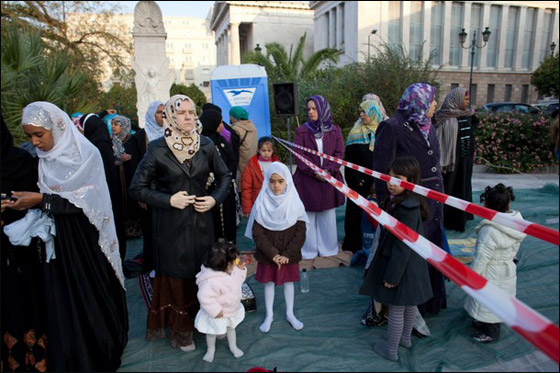 اثينا: رشق مسلمين بالبيض خلال ادائهم صلاة العيد! اثينا: رشق مسلمين بالبيض خلال ادائهم صلاة العيد!