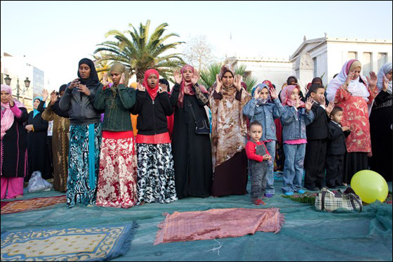 اثينا: رشق مسلمين بالبيض خلال ادائهم صلاة العيد! اثينا: رشق مسلمين بالبيض خلال ادائهم صلاة العيد!