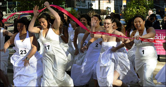 منافسة بين العرائس الامريكيات على.. الحذاء الانسب!! 