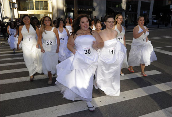 منافسة بين العرائس الامريكيات على.. الحذاء الانسب!! 