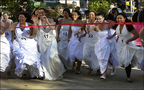 منافسة بين العرائس الامريكيات على.. الحذاء الانسب!! 