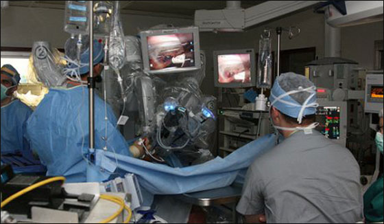 لأول مرة.. روبوت ينجح في اجراء عملية جراحية في روسيا!