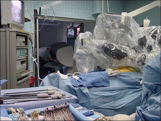 لأول مرة.. روبوت ينجح في اجراء عملية جراحية في روسيا!