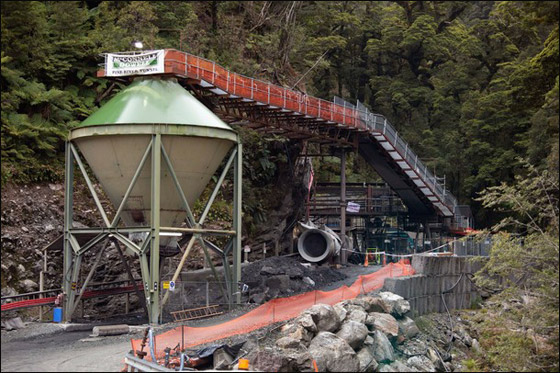 انفجار مفاجىء يودي بحياة العمال العالقين بمنجم نيوزيلندا 