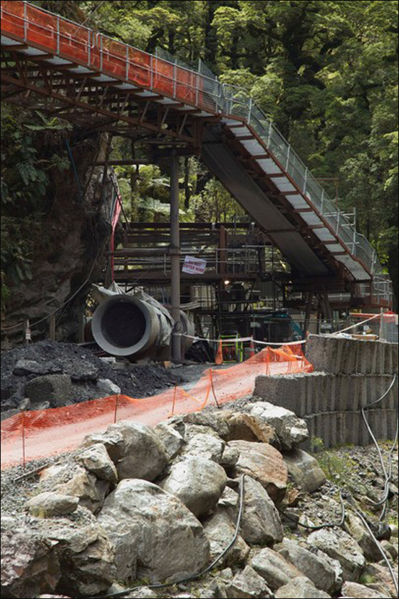 انفجار مفاجىء يودي بحياة العمال العالقين بمنجم نيوزيلندا 