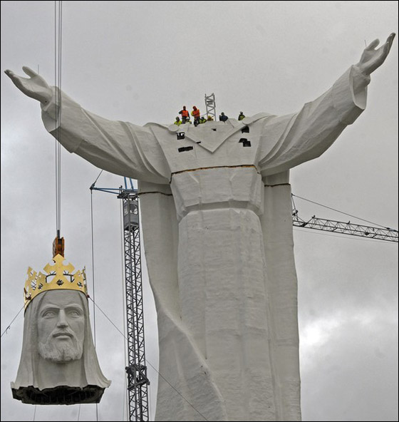 أطول تمثال للسيد المسيح العالم!! Christ_Poland2.jpg