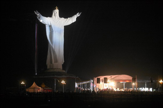 أطول تمثال للسيد المسيح العالم!! Christ_Poland4.jpg