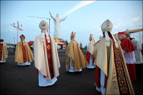 أطول تمثال للسيد المسيح العالم!! Christ_Poland5.jpg