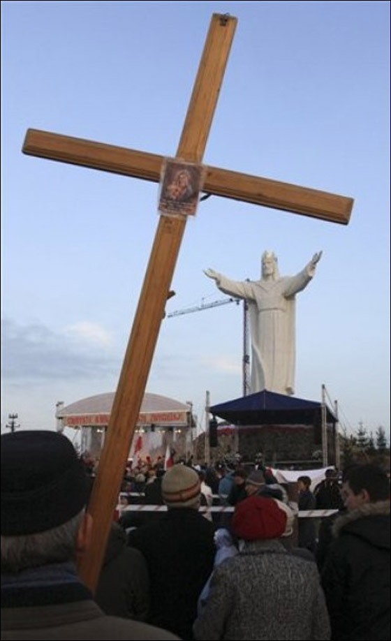 أطول تمثال للسيد المسيح العالم!! Christ_Poland7.jpg