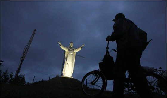 أطول تمثال للسيد المسيح العالم!! Christ_Poland8.jpg