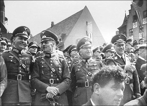 الكشف عن مئات الصور الشخصية لهتلر  في مزاد علني! 