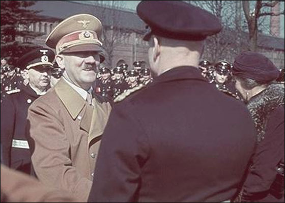 الكشف عن مئات الصور الشخصية لهتلر  في مزاد علني! 