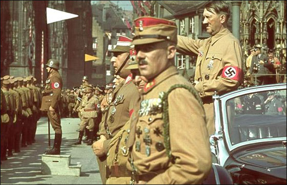 الكشف عن مئات الصور الشخصية لهتلر سيباعون في مزاد علني!