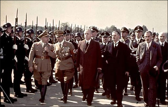 الكشف عن مئات الصور الشخصية لهتلر سيباعون في مزاد علني!