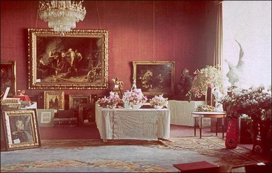 الكشف عن مئات الصور الشخصية لهتلر سيباعون في مزاد علني!