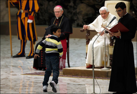 طفل يخرق بروتوكول الفاتيكان ويتقدم نحو البابا في جلسة!