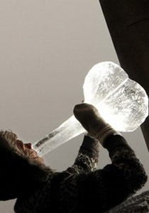 نرويجي يقيم حفلات ويعزف الحانه على آلات جليدية ببراعة!! 