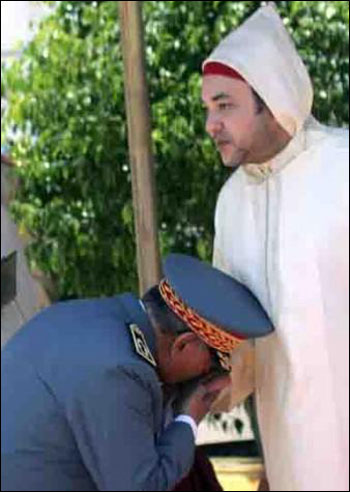 مغربيين يحتجون ويعترضون على تقبيل يد الملك والانحناء له!