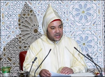 مغربيين يحتجون ويعترضون على تقبيل يد الملك والانحناء له!