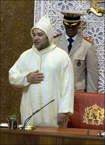 مغربيين يحتجون ويعترضون على تقبيل يد الملك والانحناء له!
