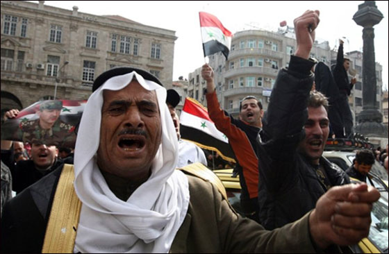 قناصون يقتلون عشرات المحتجين الذين احرقوا تمثال الاسد!!