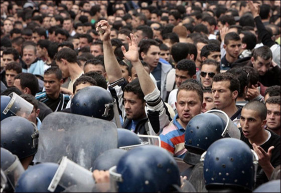 تسونامي الثورات العربية مستمر.. والمحطة الجديدة الجزائر!! تسونامي الثورات العربية مستمر.. والمحطة الجديدة الجزائر!!
