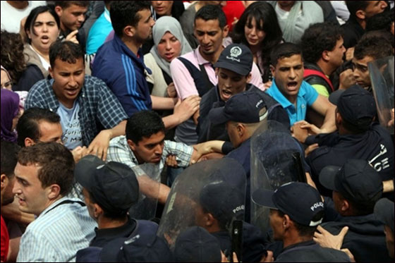 تسونامي الثورات العربية مستمر.. والمحطة الجديدة الجزائر!! تسونامي الثورات العربية مستمر.. والمحطة الجديدة الجزائر!!
