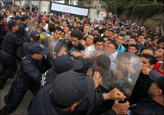 تسونامي الثورات العربية مستمر.. والمحطة الجديدة الجزائر!! تسونامي الثورات العربية مستمر.. والمحطة الجديدة الجزائر!!