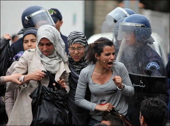 تسونامي الثورات العربية مستمر.. والمحطة الجديدة الجزائر!! تسونامي الثورات العربية مستمر.. والمحطة الجديدة الجزائر!!