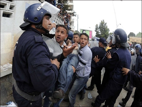 تسونامي الثورات العربية مستمر.. والمحطة الجديدة الجزائر!! تسونامي الثورات العربية مستمر.. والمحطة الجديدة الجزائر!!