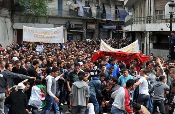 تسونامي الثورات العربية مستمر.. والمحطة الجديدة الجزائر!! تسونامي الثورات العربية مستمر.. والمحطة الجديدة الجزائر!!